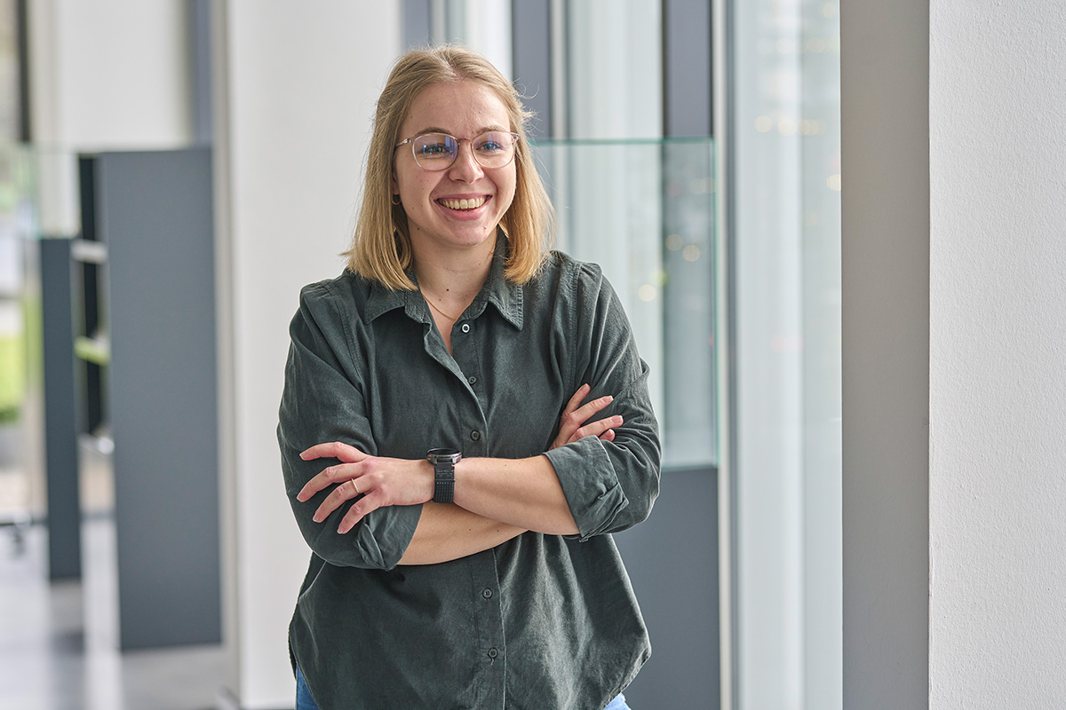 <h3 style="text-align: center;"><font color="#ffffff">Laura</font></h3>